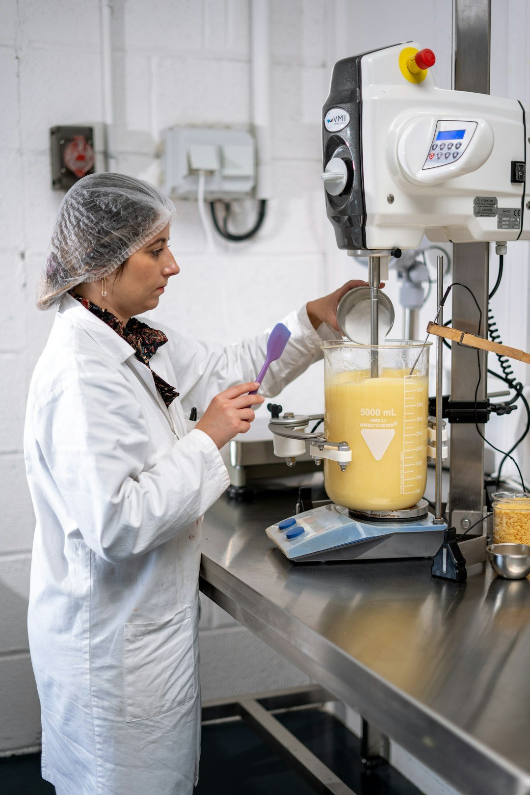 zipwp image 9zovn yfudu Nos baumes à lèvres en production dans nos ateliers en Bretagne.